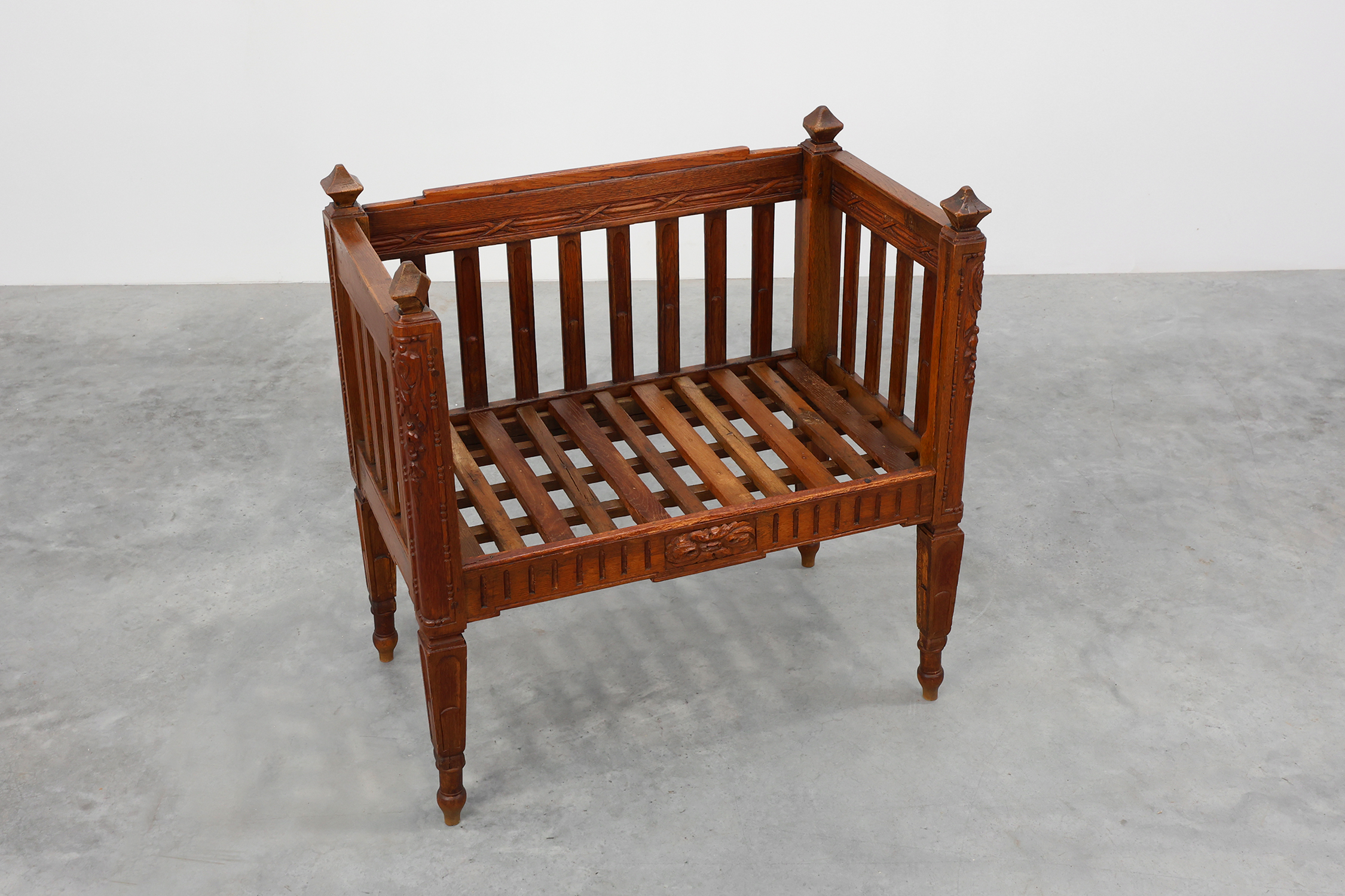 Large Arts & Crafts oak side chair, Belgium ca. 1915 thumbnail